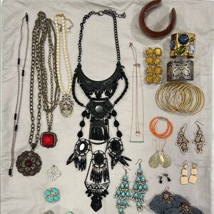 Bundle of costume jewelry. All wearable. Nothing broken.